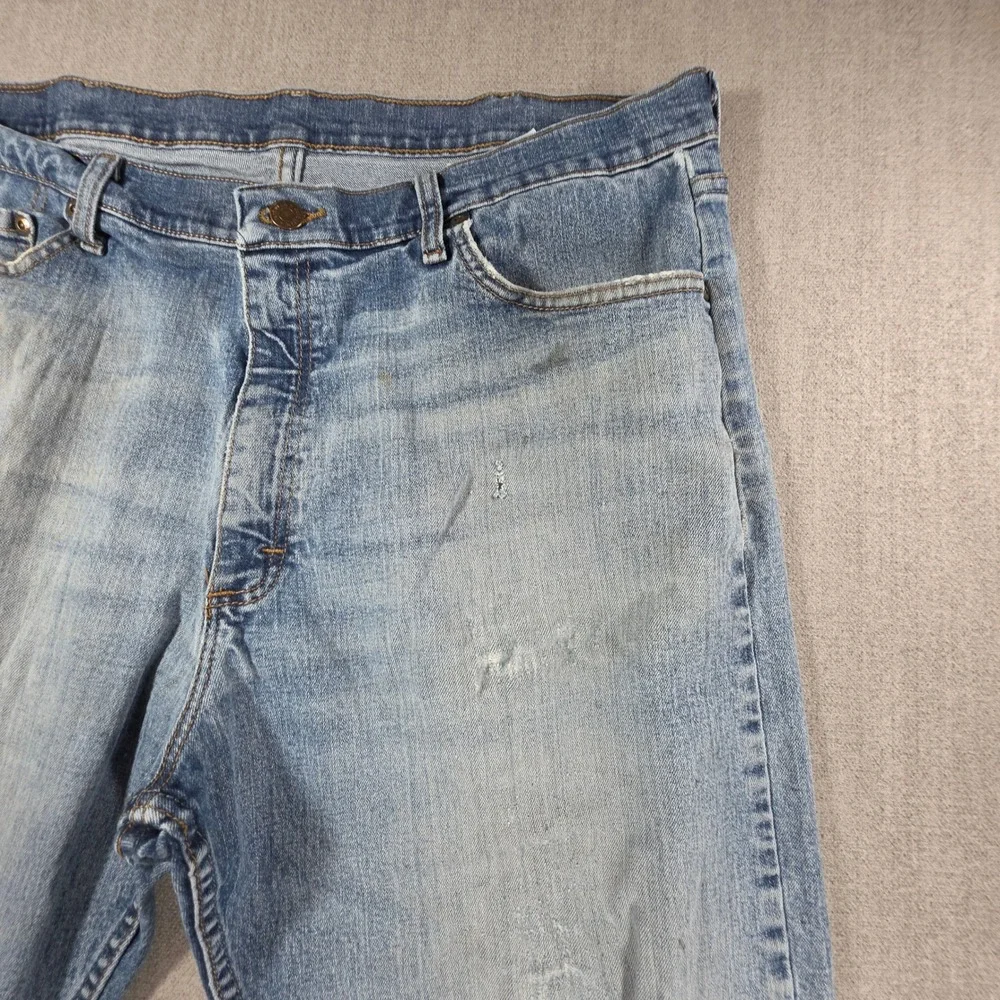 Wrangler Jeans Mens 38x32 Light Wash Relaxed Fit Distressed Denim 97FXWXD